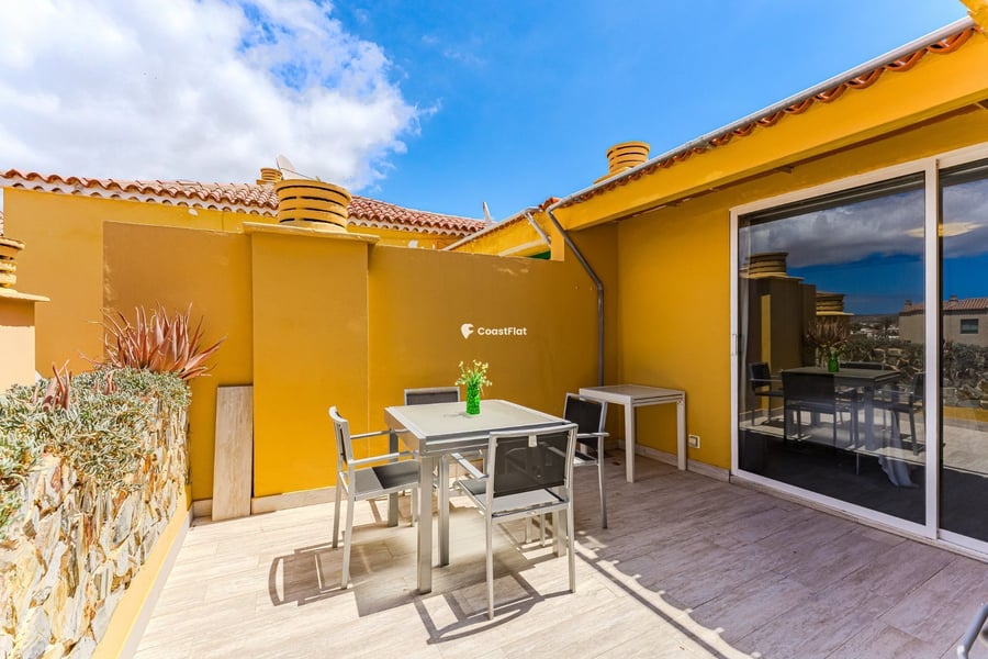 Modern penthouse, completely renovated, just steps away from Montaña Amarilla! – 2